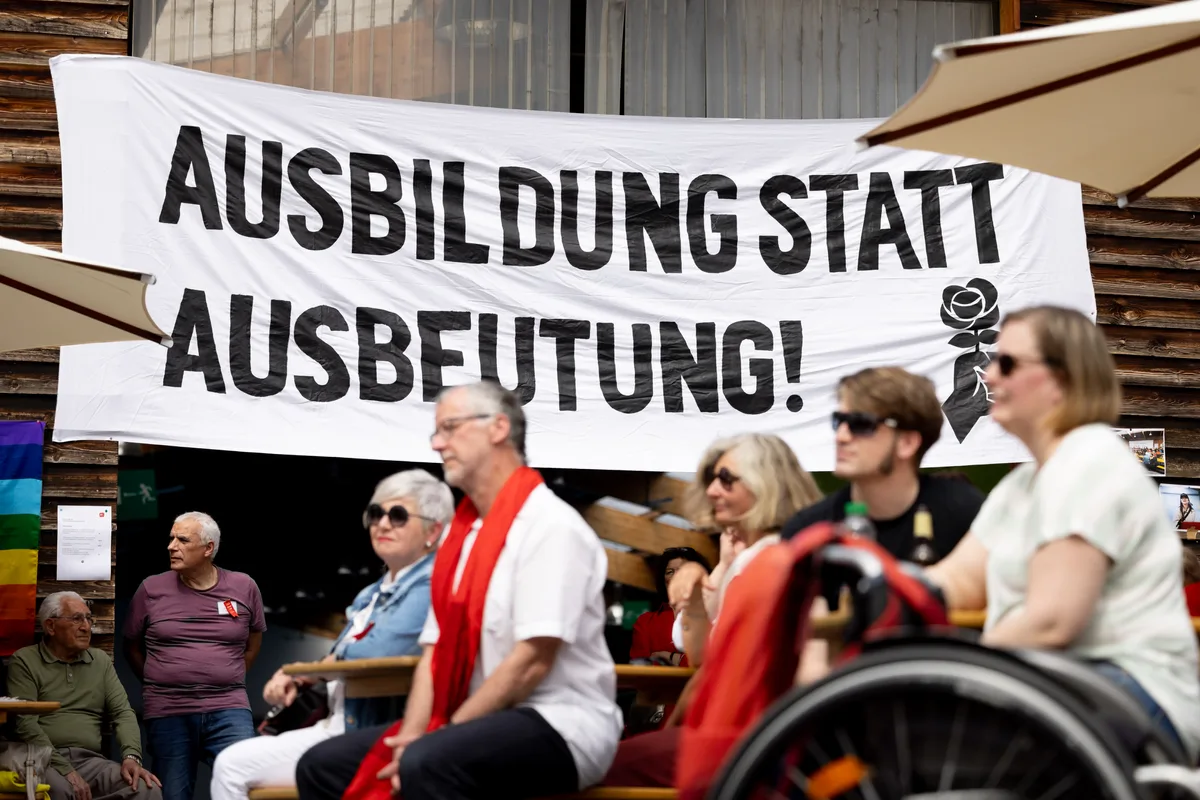 1.-Mai-Feier bei der Landihalle in Uster.